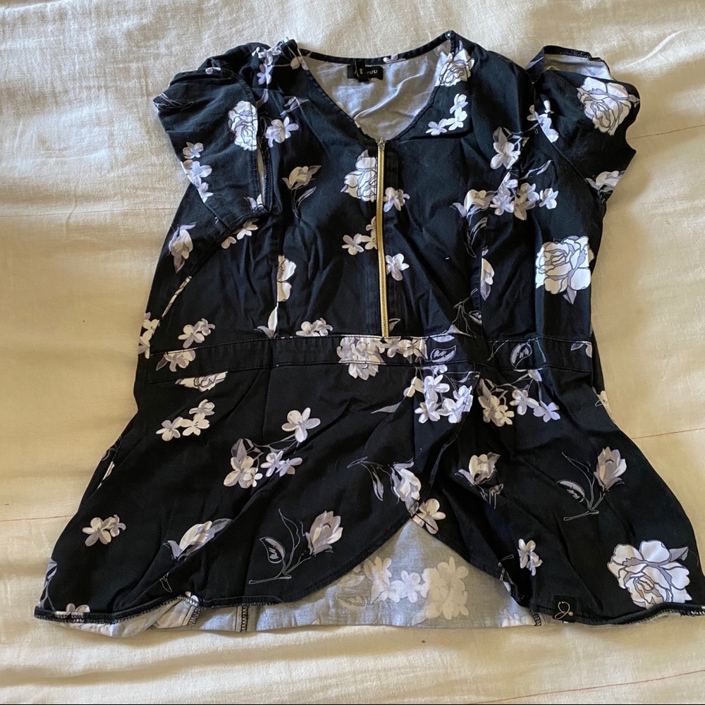 Jaanuu scrub top black floral